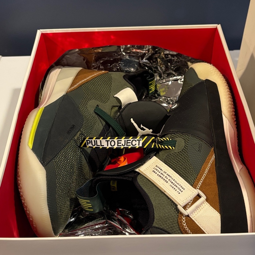 Nike Jordan XXXIII
Travis Scott